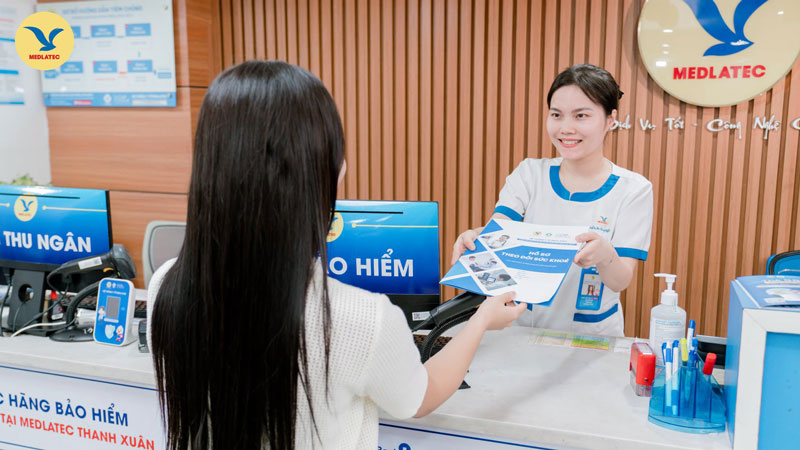 Khách hàng làm thủ tục thăm khám nhanh chóng tại Hệ thống Y tế MEDLATEC