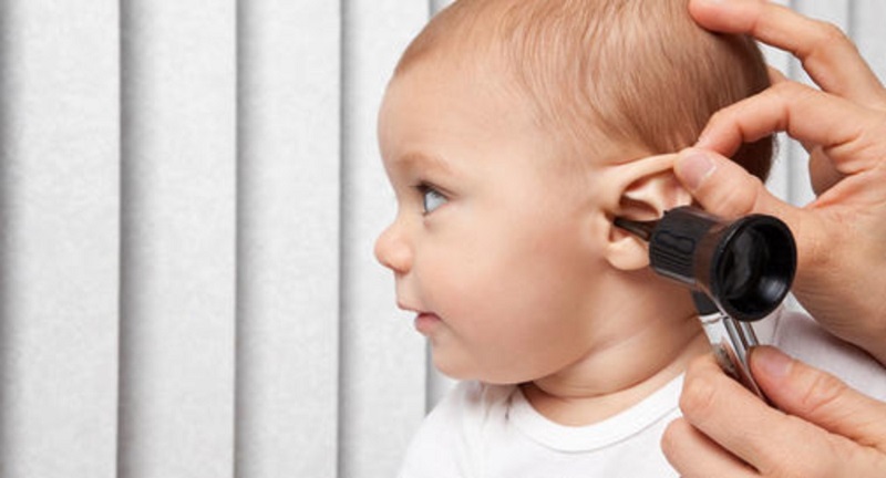 Cách vệ sinh tai đúng cách ở trẻ sơ sinh khi bị viêm tai ngoài là gì?