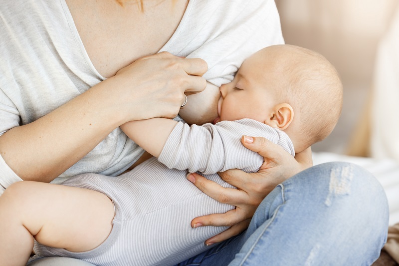 Trẻ bú mẹ đúng tư thế giúp kích thích sữa về nhiều hơn