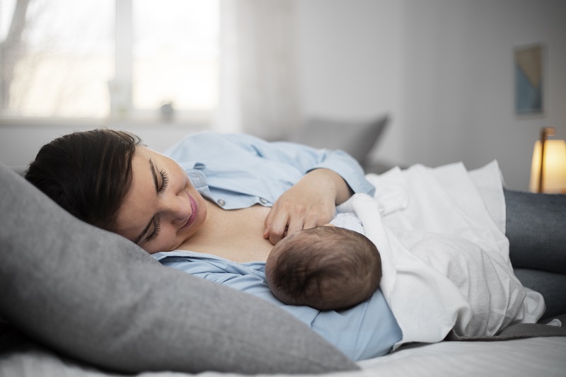 Tư thế nằm nghiêng cho con bú hạn chế đau cho mẹ sau sinh mổ