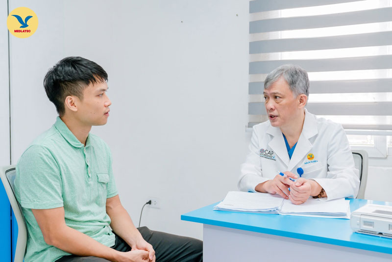 Khách hàng đang thăm khám hô hấp tại Hệ thống Y tế MEDLATEC