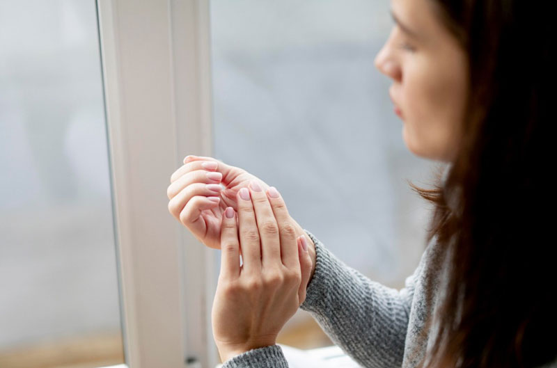 Móng tay thiếu độ bóng, giòn, dễ gãy là biểu hiện của việc thiếu kẽm