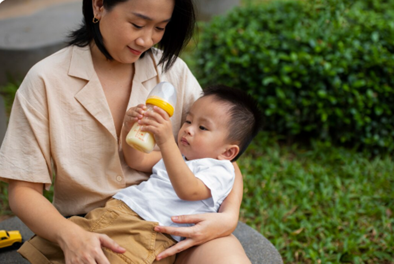 Mẹ có thể pha thuốc vào sữa và cho trẻ uống