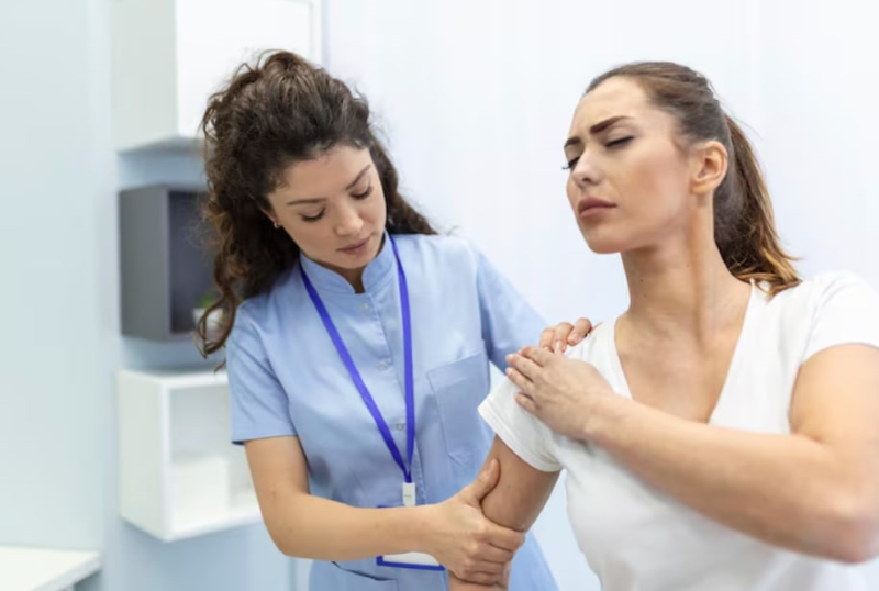 Tập phục hồi chức năng đúng hướng dẫn giúp cải thiện vận động và giảm nguy cơ tái phát rách cơ vai