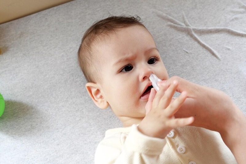Cha mẹ cần tham khảo ý kiến bác sĩ về việc dùng dầu húng chanh cho trẻ
