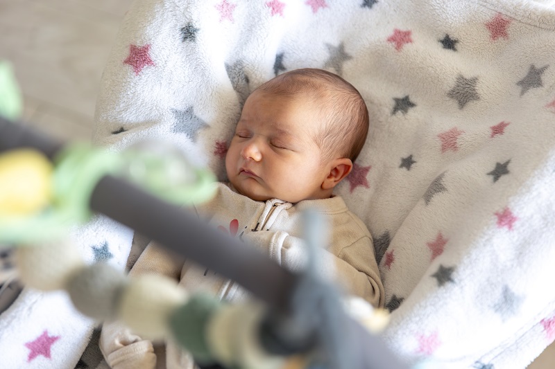 Trẻ 1 tháng tuổi có thể nằm nôi nhưng cần đảm bảo tiêu chí an toàn