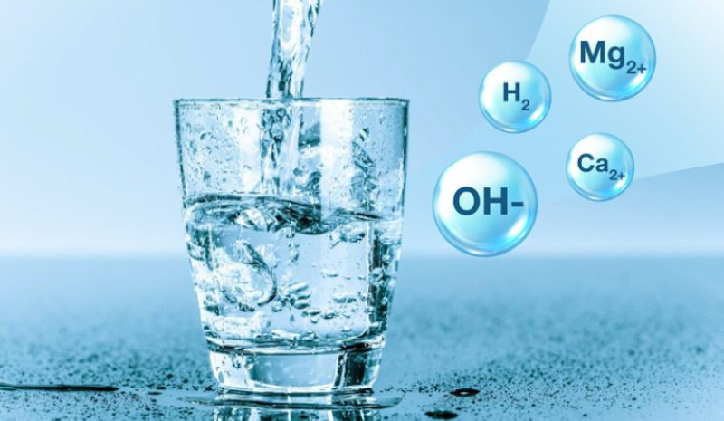 Bác sĩ khuyến cáo, bù nước và điện giải là việc làm cần thiết khi lao động trong thời tiết nắng nóng (Ảnh minh họa - Nguồn: Internet)  