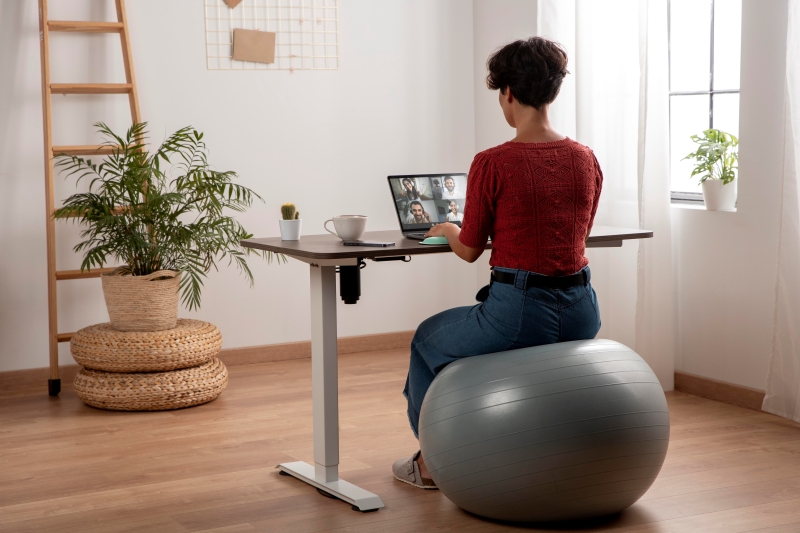 Thói quen ngồi đúng tư thế và vận động hợp lý góp phần giảm áp lực lên xương cụt, hạn chế nguy cơ đau và tổn thương