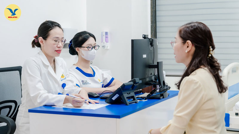 Khách hàng đang thăm khám chuyên khoa Sản phụ khoa tại Hệ thống Y tế MEDLATEC