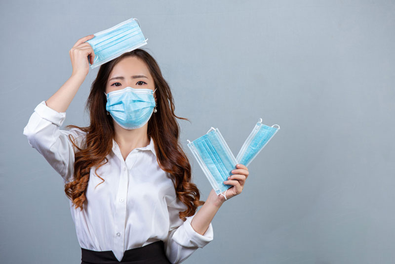 Đeo khẩu trang khi đi ra ngoài là thói quen tốt cho hệ hô hấp