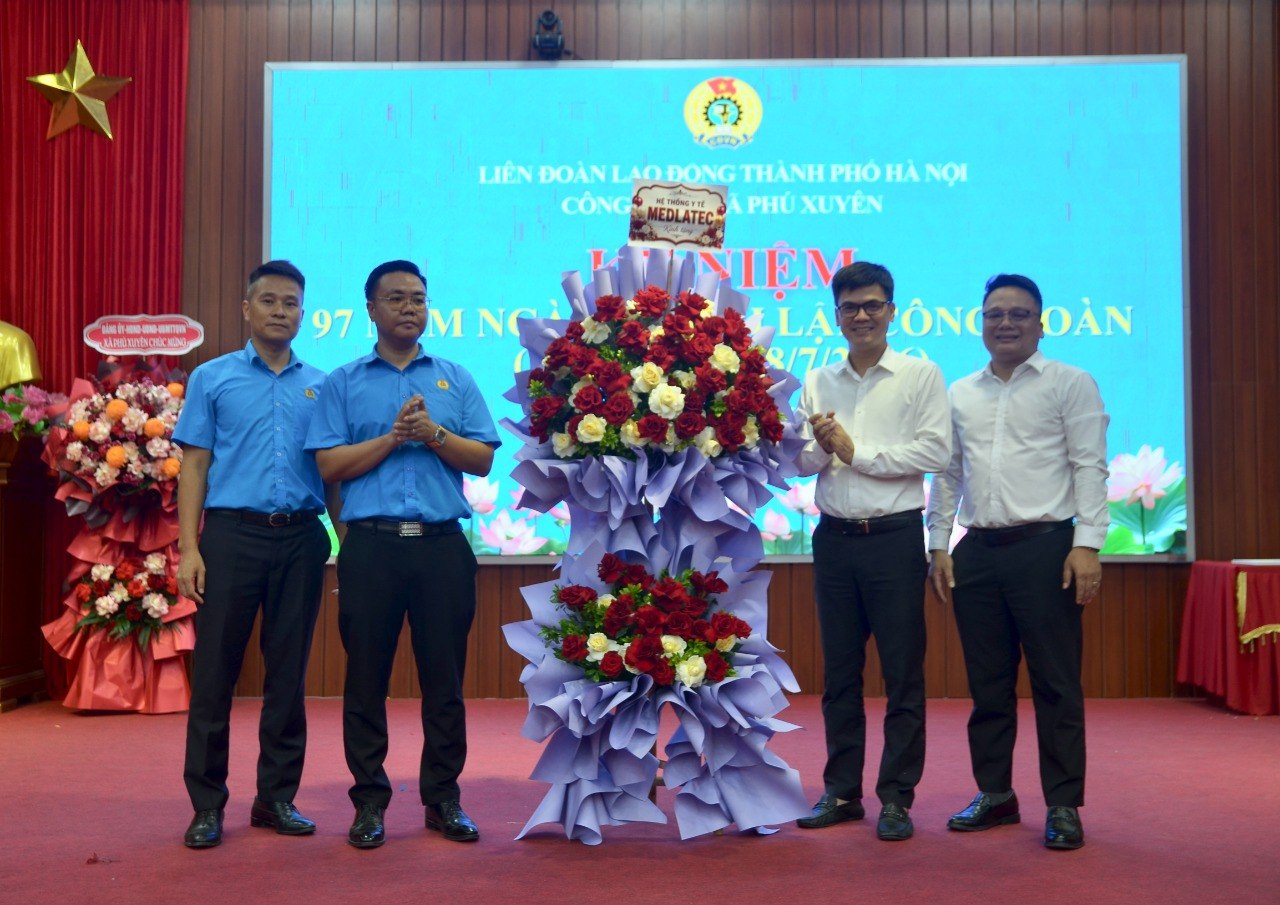 Đại diện MEDLATEC trao lẵng hoa chúc mừng Công đoàn xã Phú Xuyên nhân dịp kỷ niệm 97 năm Ngày thành lập Công đoàn Việt Nam (28/7/1929 - 28/7/2026)