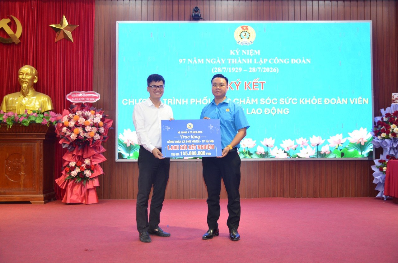 Đại diện Hệ thống Y tế MEDLATEC, ông Nguyễn Đình Bắc - Giám đốc Trung tâm Tại nhà Toàn quốc trao tặng 1.000 gói xét nghiệm với tổng trị giá 145 triệu đồng cho đại diện Công đoàn xã Phú Xuyên