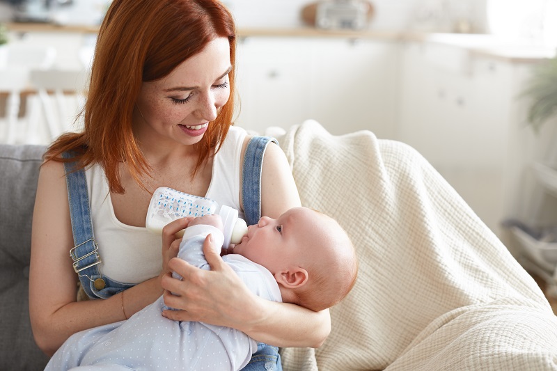 Luôn để sữa ngậm núm ti để tránh nuốt phải không khí khi bú