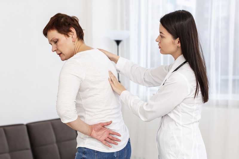 Người bệnh trong quá trình được bác sĩ thăm khám tìm nguyên nhân đau vai gáy