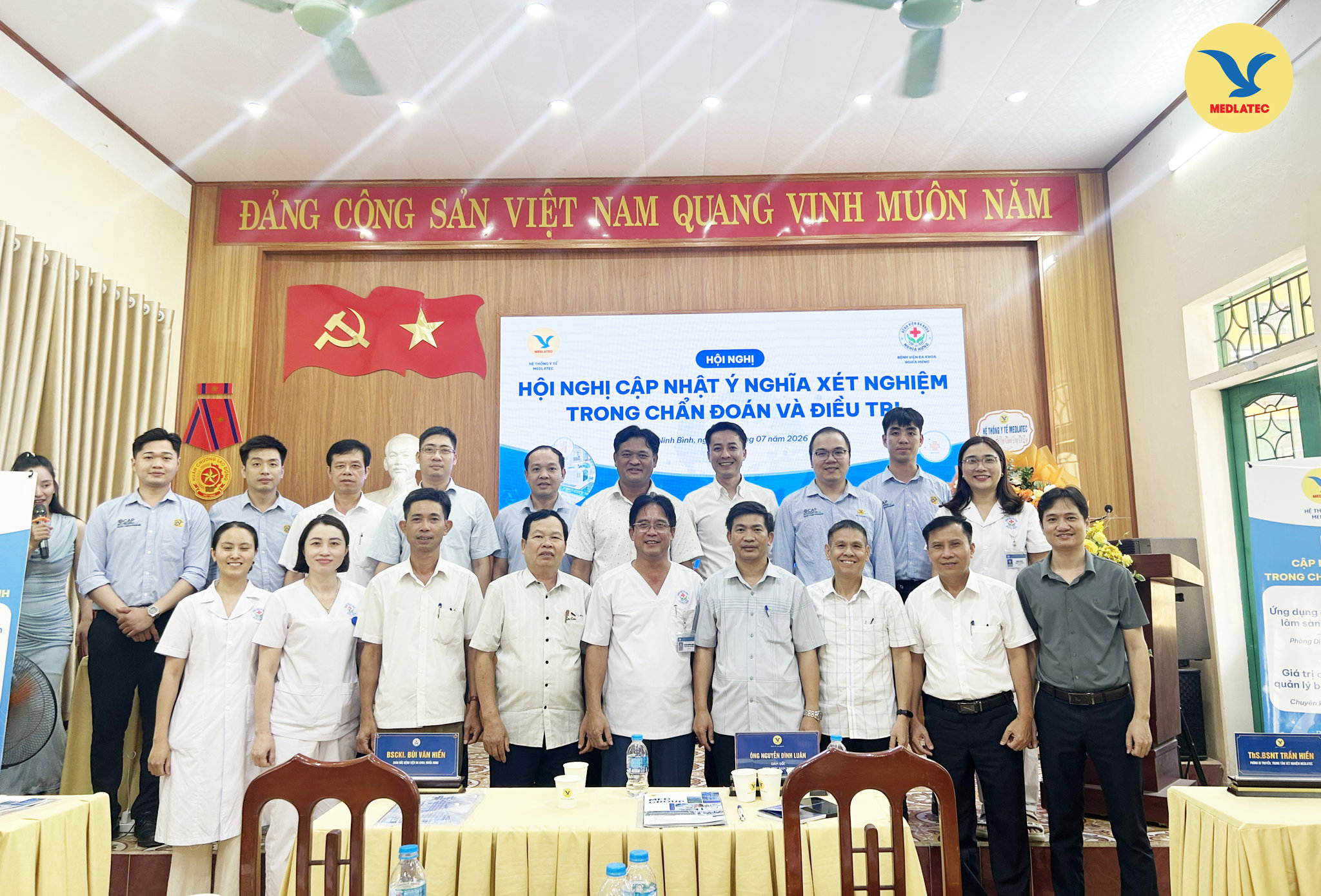 Các chuyên gia MEDLATEC cùng cán bộ y tế Bệnh viện Đa khoa Nghĩa Hưng (Ninh Bình) chụp ảnh lưu niệm
