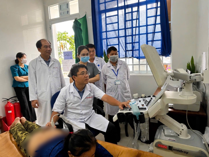 Chương trình thực hành siêu âm trực tiếp dưới sự hướng dẫn của chuyên gia nhận được sự quan tâm của đông đảo y bác sĩ đơn vị