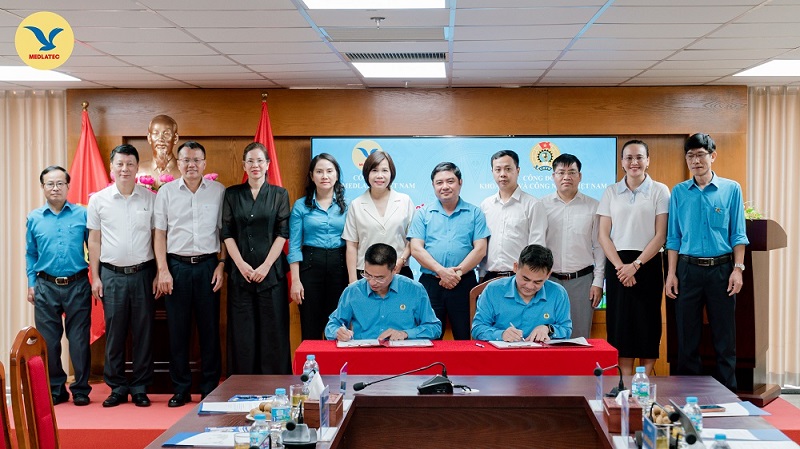 Đại diện lãnh đạo hai đơn vị thực hiện nghi thức ký kết Thỏa thuận bổ sung hợp tác số 01