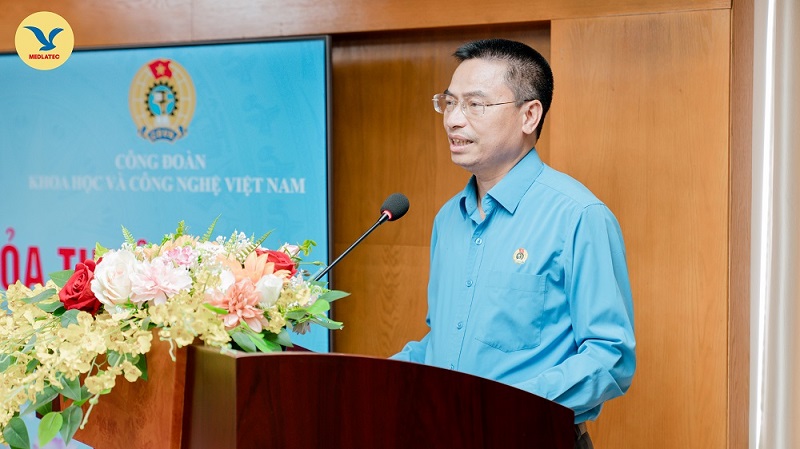 Ông Phạm Quang Hưởng - Phó Chủ tịch Thường trực Công đoàn KH&CN Việt Nam chúc mừng Lễ ký kết thỏa thuận hợp tác giữa hai đơn vị diễn ra thành công