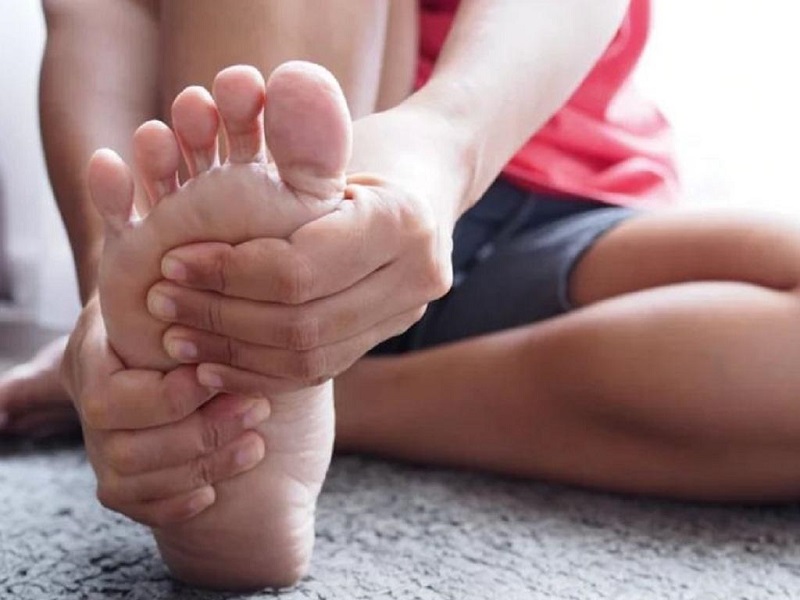 Người dân nên đi khám tắc động mạch chi dưới nếu có dấu hiệu chuột rút chân kéo dài. Ảnh minh họa, nguồn Internet