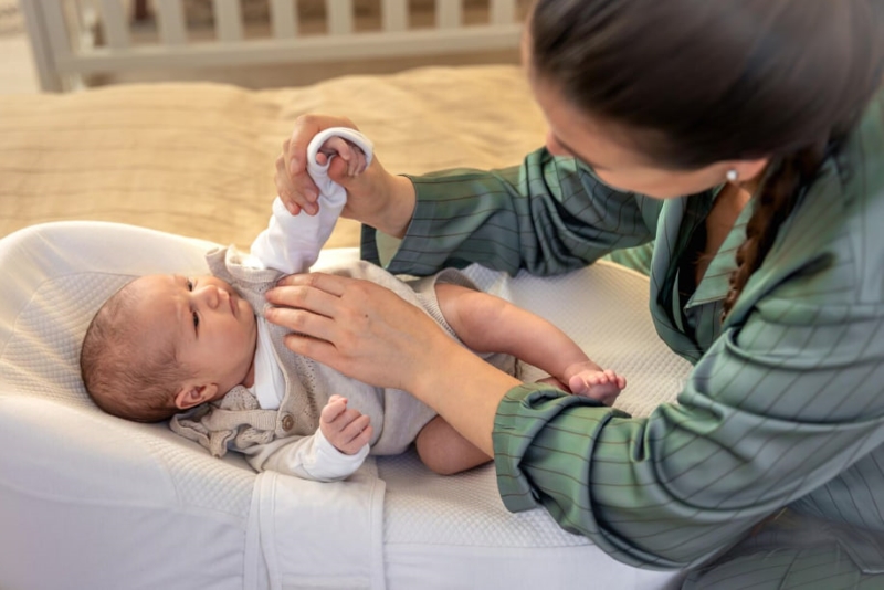 Cha mẹ nên điều chỉnh quần áo và nhiệt độ phòng phù hợp cho bé