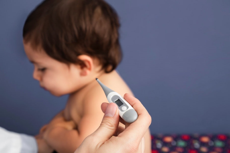 Đo nhiệt độ đúng cách giúp nhận biết trẻ sơ sinh nóng hay lạnh