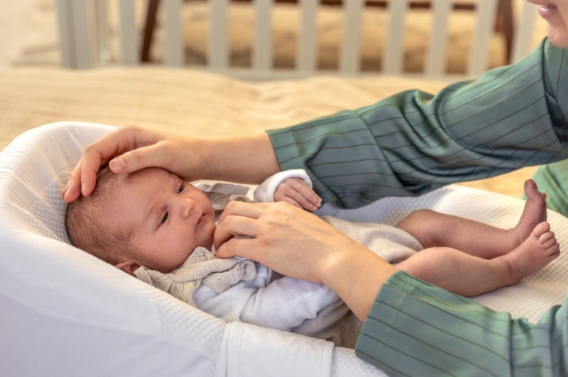 Nếu trẻ xuất hiện tình trạng sốt cao, phụ huynh cần đưa trẻ đi khám kịp thời 