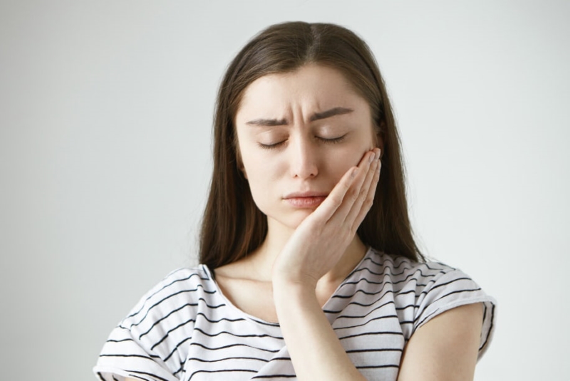 Một trong những công dụng của cây lá lấu là dùng để trị sâu răng