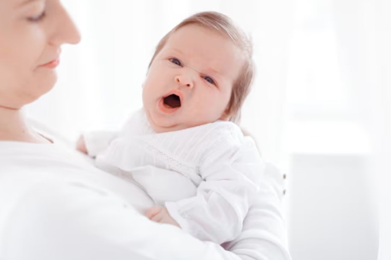 Điều chỉnh tư thế giúp trẻ hạn chế tình trạng tiết bọt