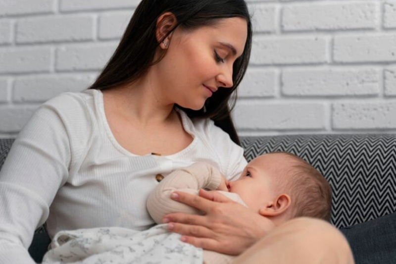 Mẹ nên ưu tiên cho trẻ bú sữa để tăng cường dưỡng chất 