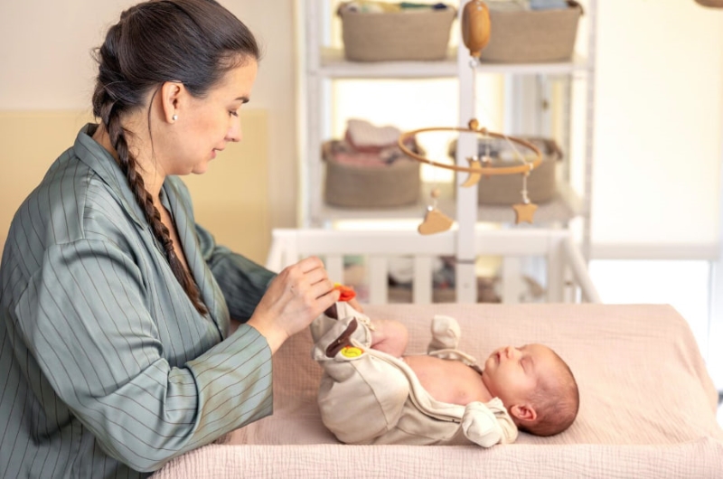 Cha mẹ cần tránh sử dụng dầu tràm lên các vùng da nhạy cảm của trẻ 