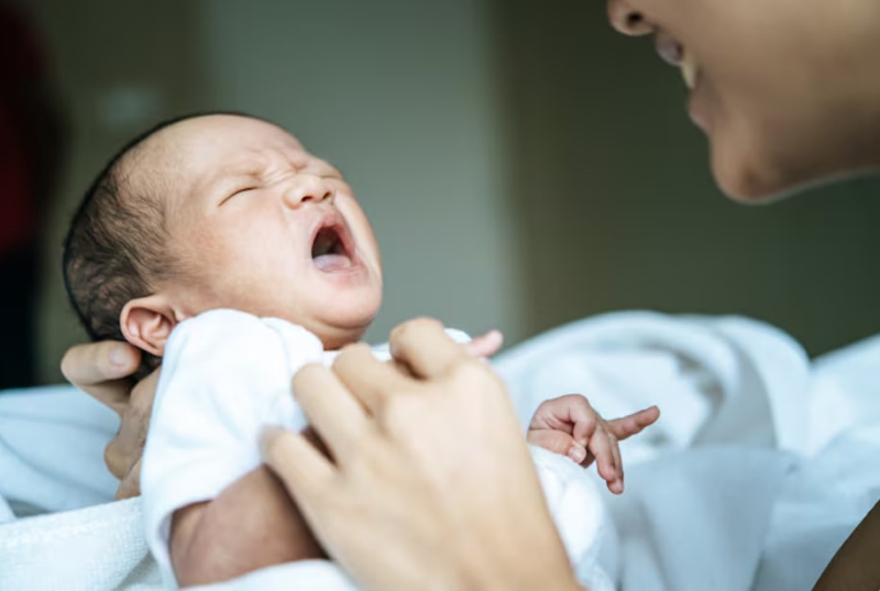Trẻ sơ sinh đang ngủ tự nhiên khóc thét có thể liên quan đến nhiều yếu tố khác nhau