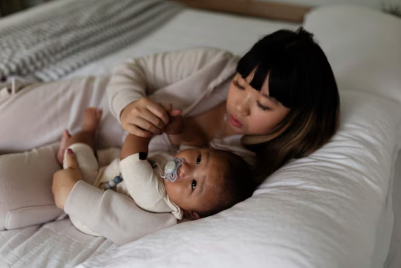 Trẻ dưới 6 tháng thường ngủ khoảng 16 giờ mỗi ngày, thức dậy nhiều lần bú đêm