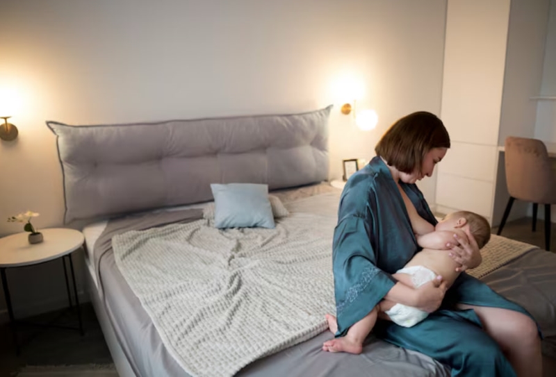 Bú đủ trước khi ngủ giúp trẻ no bụng, hạn chế thức giấc giữa đêm hoặc ngủ ngắn
