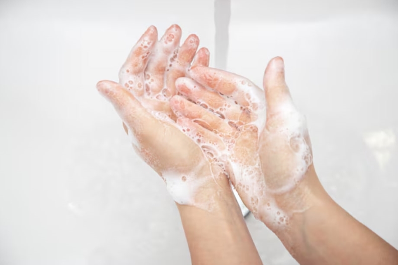 Giữ vệ sinh, hạn chế tiếp xúc trực tiếp giúp đảm bảo an toàn cho trẻ sơ sinh khi thăm hỏi