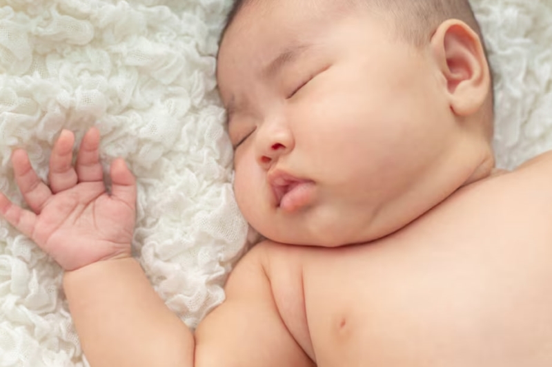Phản xạ tự nhiên khiến trẻ thường nghiêng đầu khi ngủ