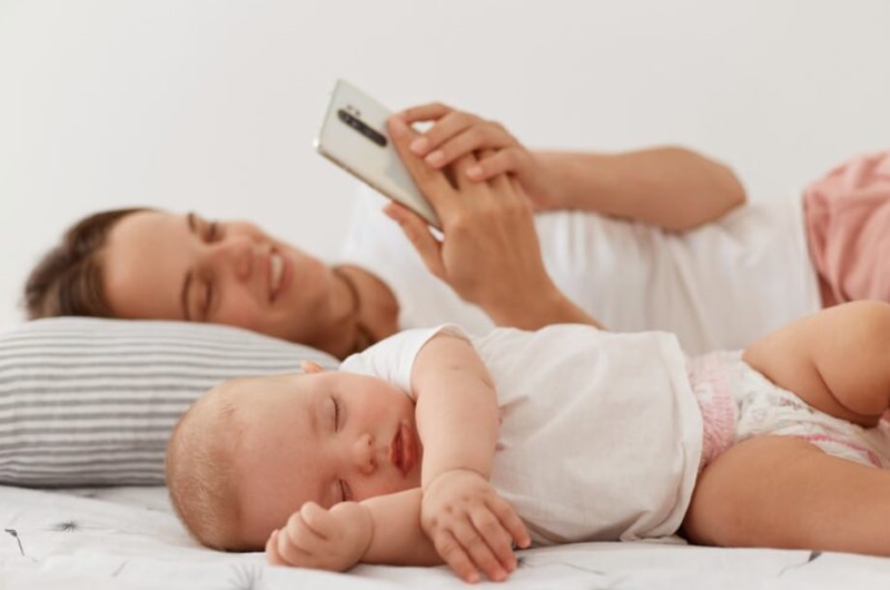 Cha mẹ tuyệt đối không sử dụng các thiết bị điện tử để dỗ bé ngủ