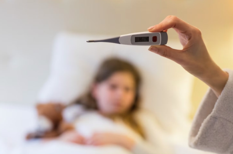 Cha mẹ cần theo dõi sát thân nhiệt phòng ngừa biến chứng