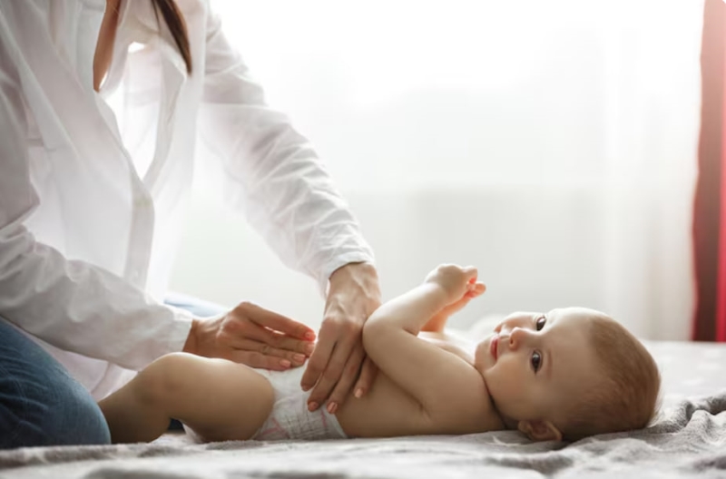 Cha mẹ nên theo dõi chặt chẽ thói quen đi ngoài cùng các biểu hiện khác của trẻ