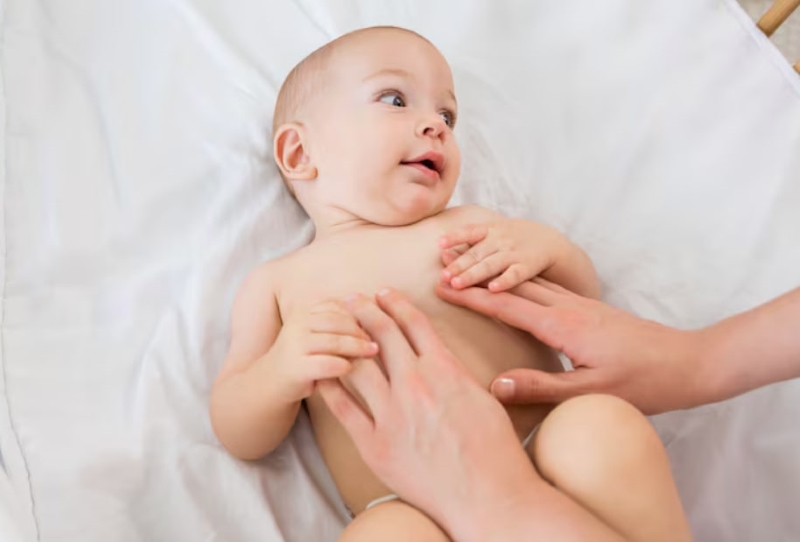 Mát xa bụng đúng cách hỗ trợ bé đi ngoài