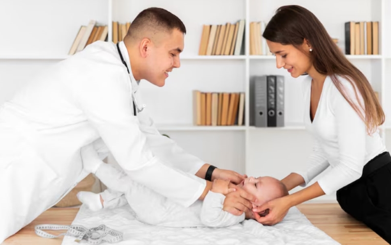 Cha mẹ cần tiến hành thăm khám kịp thời nếu phát hiện tình trạng xương lồi sau đầu trẻ sơ sinh