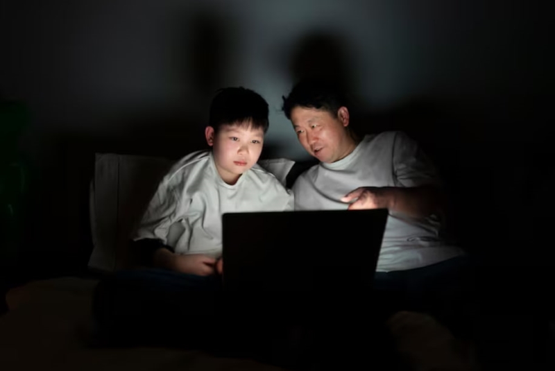 Cha mẹ không nên cho trẻ sử dụng thiết bị điện tử trước khi ngủ