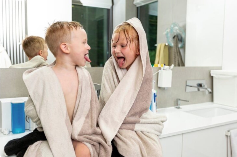 Cha mẹ cần vệ sinh khoang miệng cho trẻ để giảm nấm