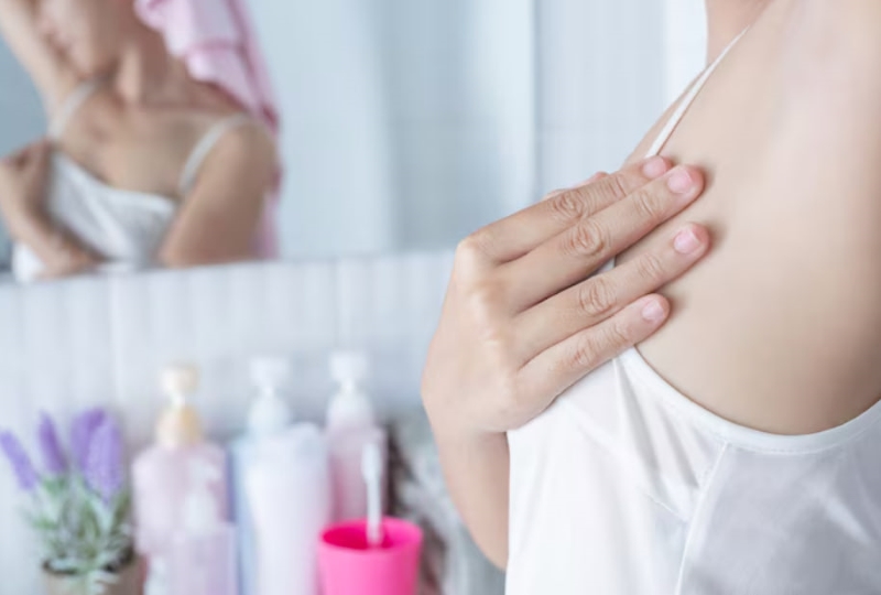 Thay đổi nội tiết tố là một trong các nguyên nhân gây ra phồng rộp đầu ti