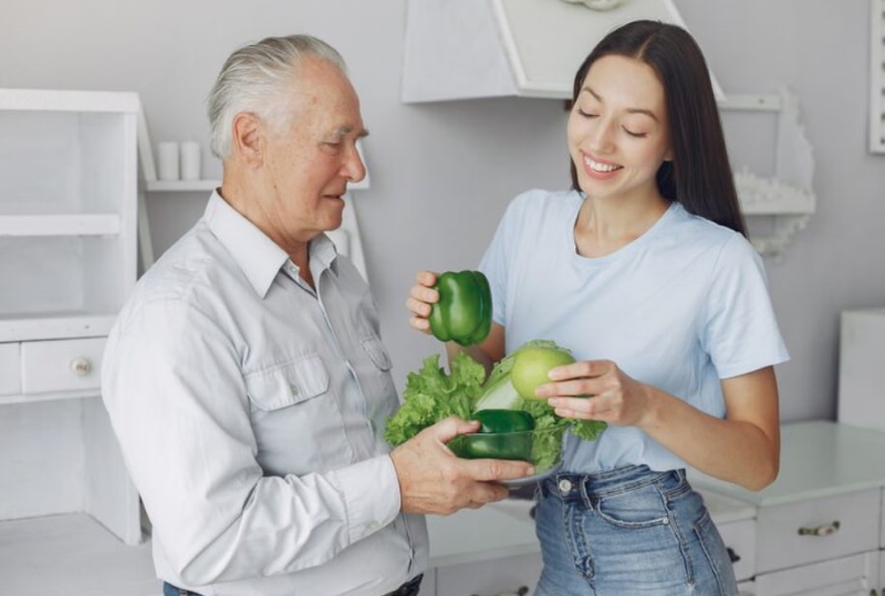 Bệnh nhân gút nên bổ sung nhiều rau xanh và trái cây tươi