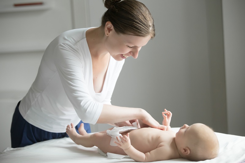 Mẹ cần thay tã cho trẻ đúng cách để tránh viêm nhiễm