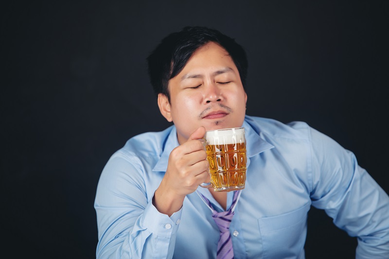 Không nên uống bia khi bụng đói, bởi cồn có thể được hấp thu nhanh hơn và gây kích thích niêm mạc dạ dày.