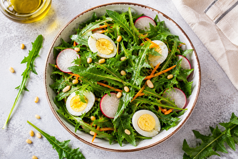 Lá bồ công anh non thường được dùng để trộn salad hoặc ăn sống cùng các món cuốn. 