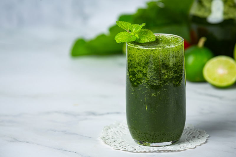 Uống nước rau diếp cá có thể hỗ trợ bổ sung nước nhưng không có tác dụng thanh lọc hay phục hồi chức năng thận 
