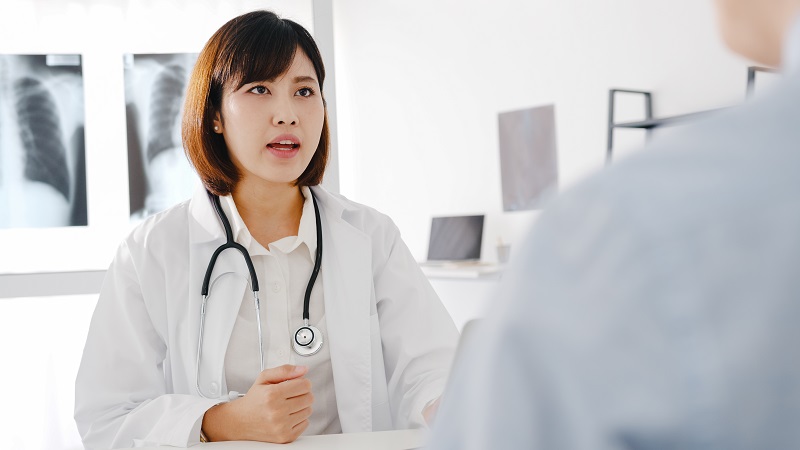 Tham khảo ý kiến bác sĩ trước khi sử dụng lại bia sau phẫu thuật giúp hạn chế các rủi ro không mong muốn. 