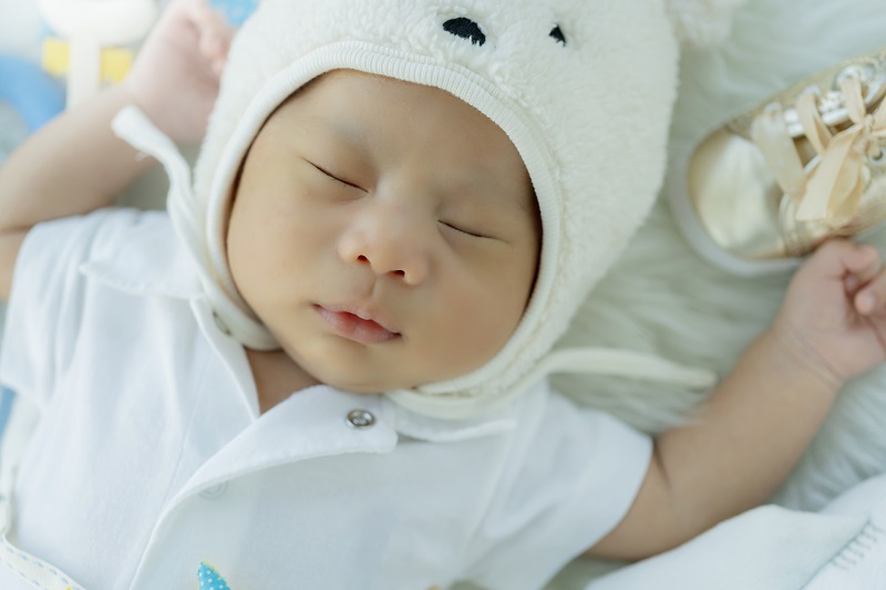 Sau khi uống trà sữa, mẹ nên theo dõi phản ứng của bé như khó ngủ hoặc quấy khóc bất thường.